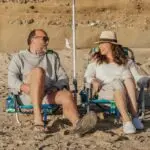 Pareja feliz disfrutando de la playa