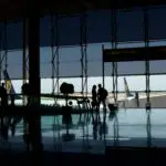 Avión de Ryanair en la pista. Visto desde la sala de salidas del aeropuerto.